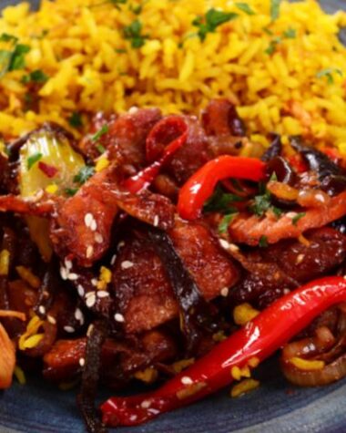 Kolorowe danie orientalne na talerzu.