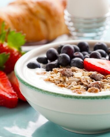 Zdrowe śniadanie z owocami, rogalikiem i kaszą.