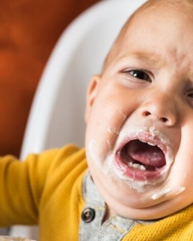 2-letnie dziecko nie chce jeść – krzyczy z twarzą brudną od jedzenia.