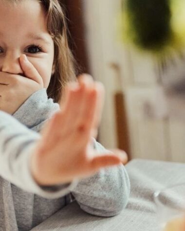 Dziewczynka odmawia jedzenia, zasłaniając usta. Co robić, gdy 4-letnie dziecko nie chce jeść?