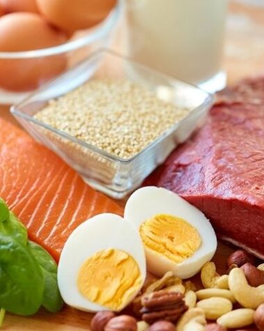 Naturalne źródła białka dla dzieci rozłożone na stole.
