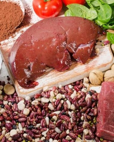 Na stole ułożone są produkty spożywcze, które zawierają żelazo.