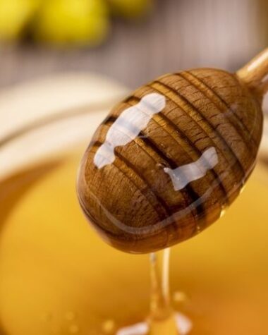 Miód dla dzieci w naczyniu.