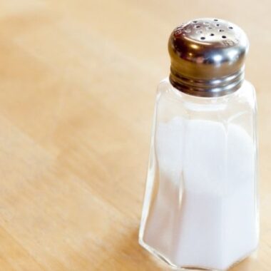Co może oznaczać nadmiar soli w organizmie? Na zdjęciu pełna solniczka na stole.