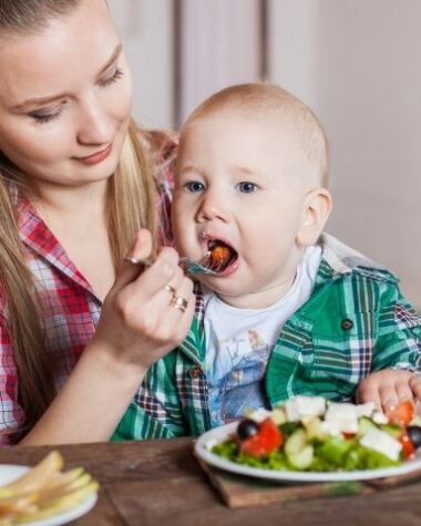Matka podaje obiad dla 1,5 rocznego dziecka.