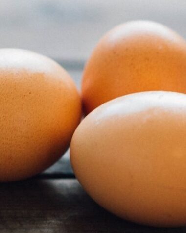 Od kiedy jajko dla niemowlaka? Na zdjęciu trzy jajka.