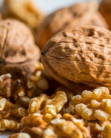 Orzechy w skorupkach i bez skorupek.