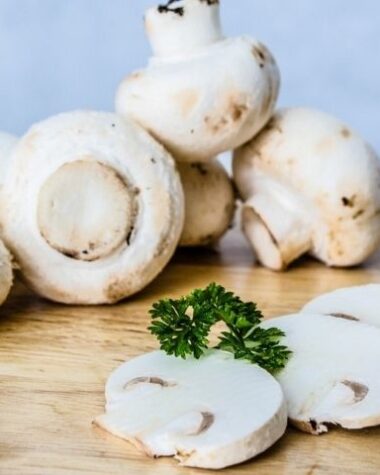 Pieczarki na drewnianej desce.