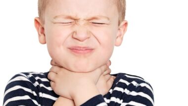 Refluks u 5-latka – chłopiec trzyma się za okolice przełyku.
