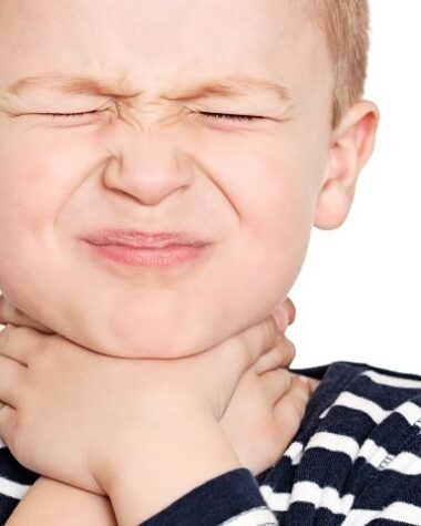 Refluks u 5-latka – chłopiec trzyma się za okolice przełyku.