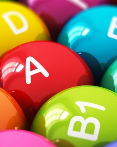 Różne rodzaje witamin na tabletkach.