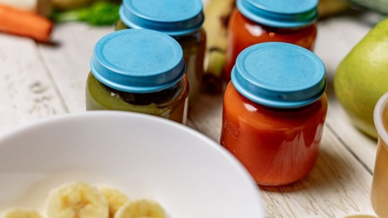 Typowe słoiczki Gerber z kolorowym pożywieniem.