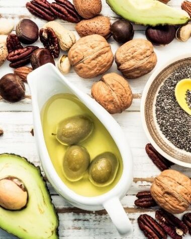 Naturalne źródła witamin DHA rozłożone na stole.