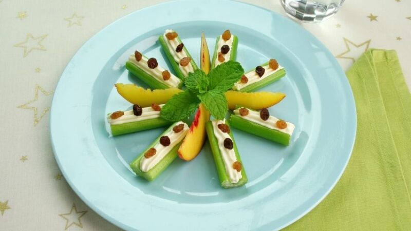 na zdjęciu przykład zdrowego podwieczorku dla dzieci z owoców.