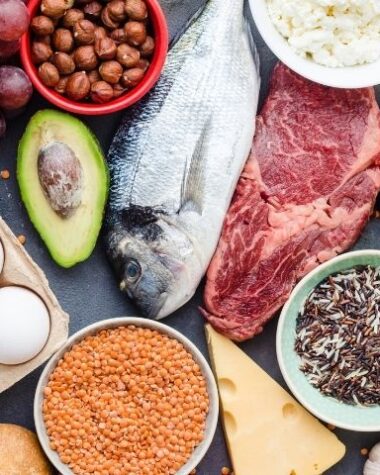 Produkty spożywcze, z których składa się żywienie optymalne ułożone na stole.